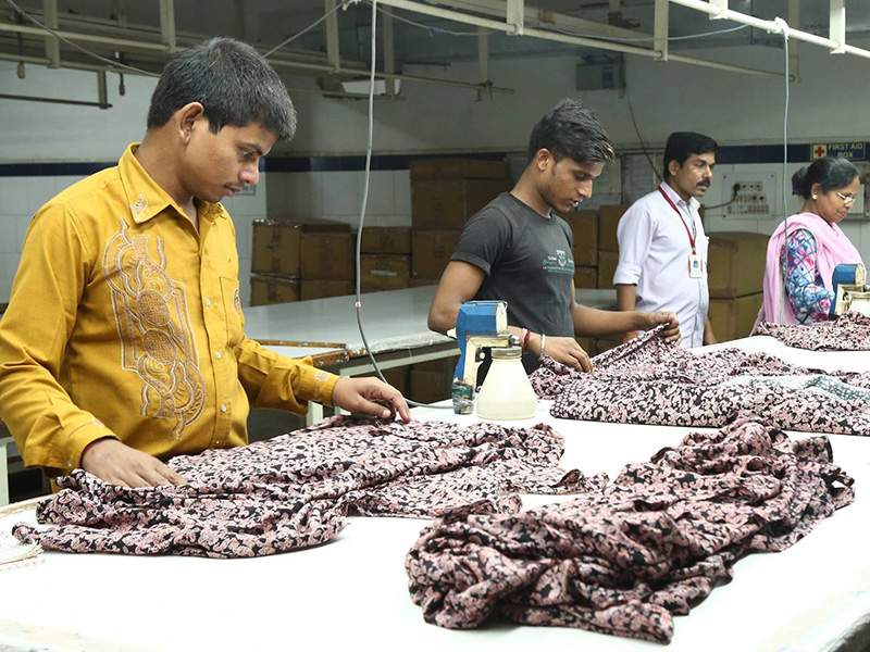 Garment finishing steam pressing and thread trimming